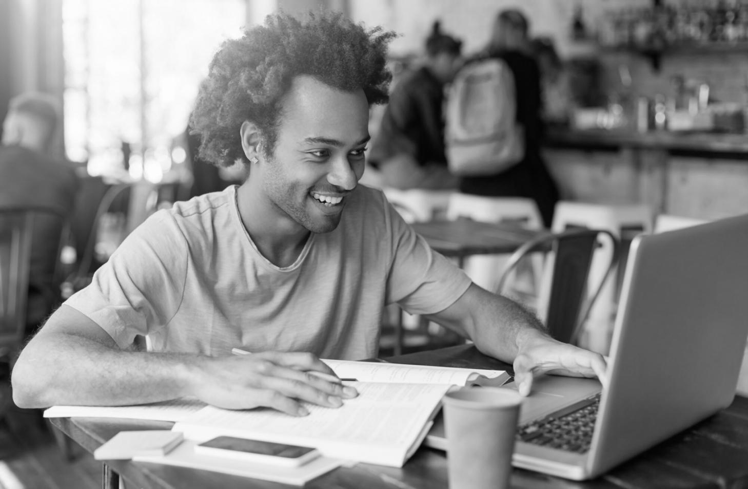 Réunion d'équipe analysant des données financières