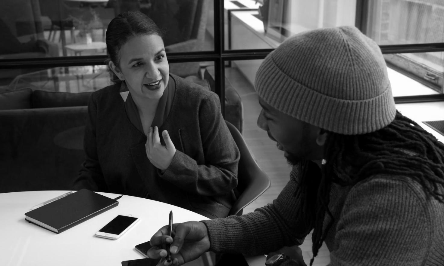 Analyse de données financières en cours avec graphiques et tendances